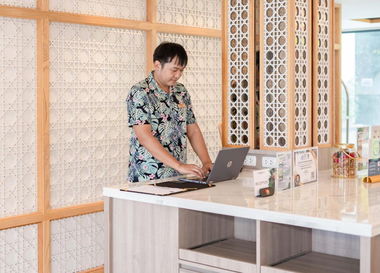 Skyview Resort Phuket Patong Beach Екстер'єр фото A student working at the library