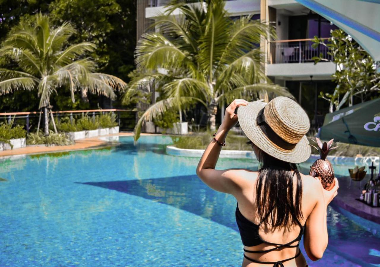 Skyview Resort Phuket Patong Beach Екстер'єр фото A woman at a pool