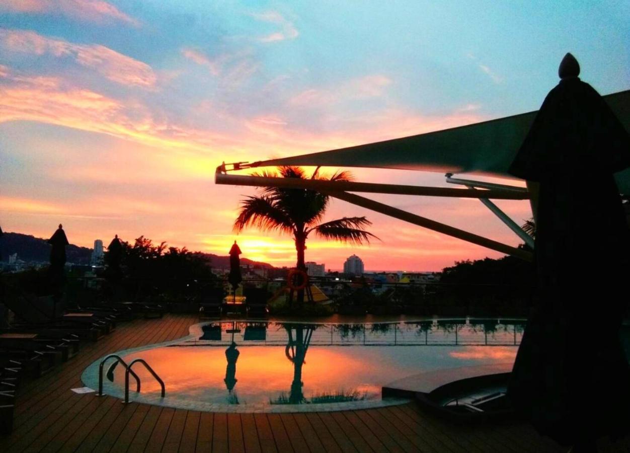 Skyview Resort Phuket Patong Beach Екстер'єр фото Sunset at the pool