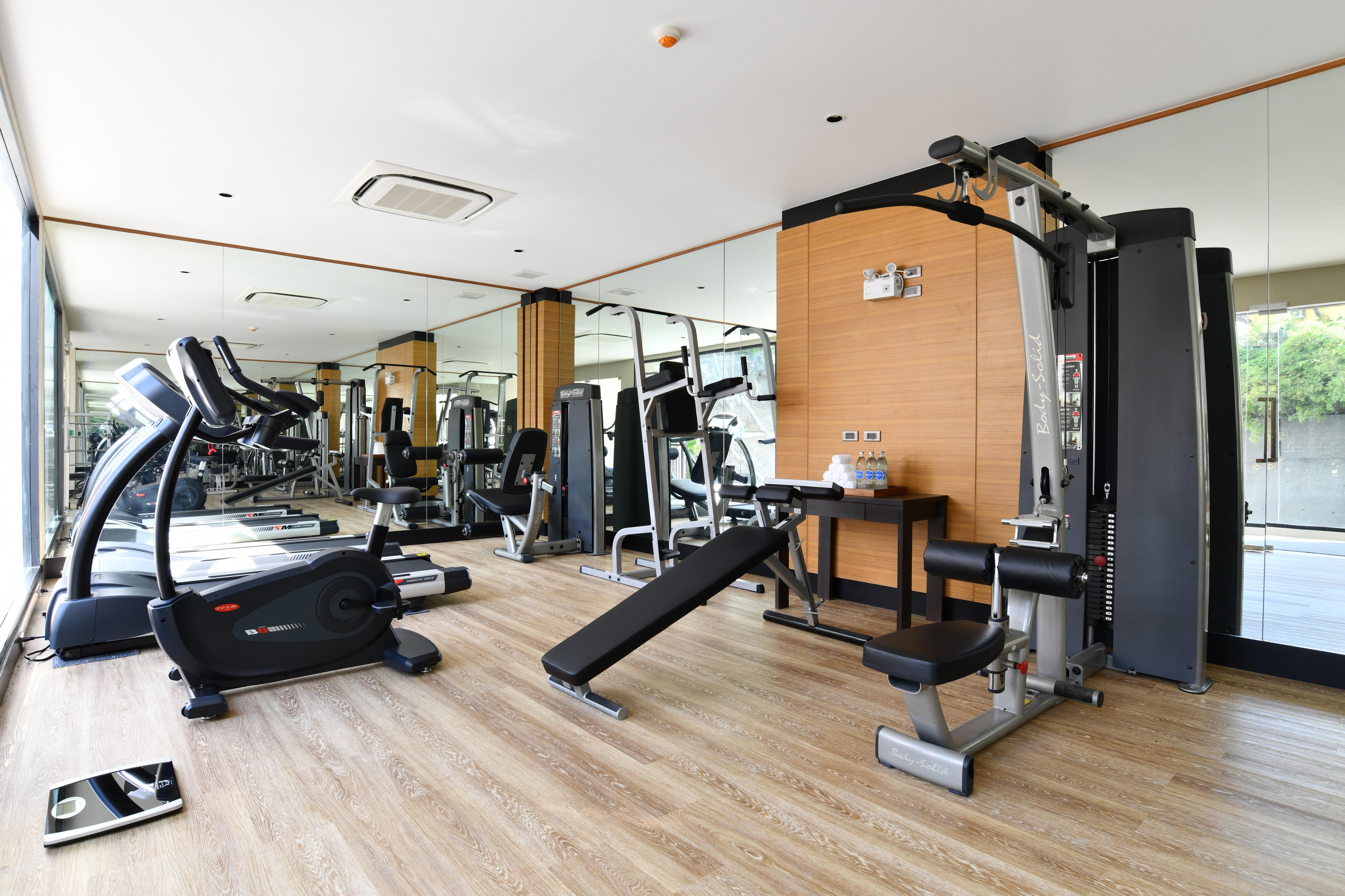 Skyview Resort Phuket Patong Beach Екстер'єр фото A gym at a hotel
