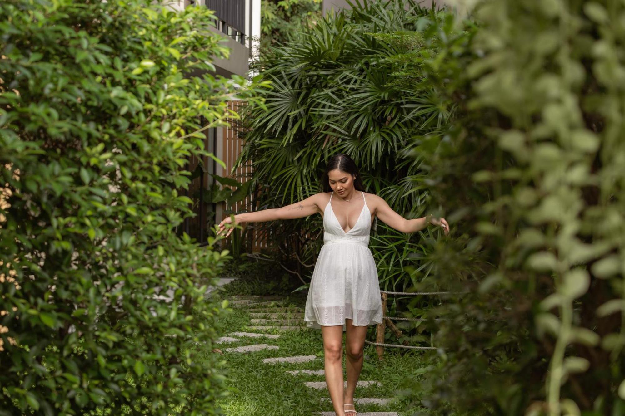 Skyview Resort Phuket Patong Beach Екстер'єр фото A woman walking through a garden