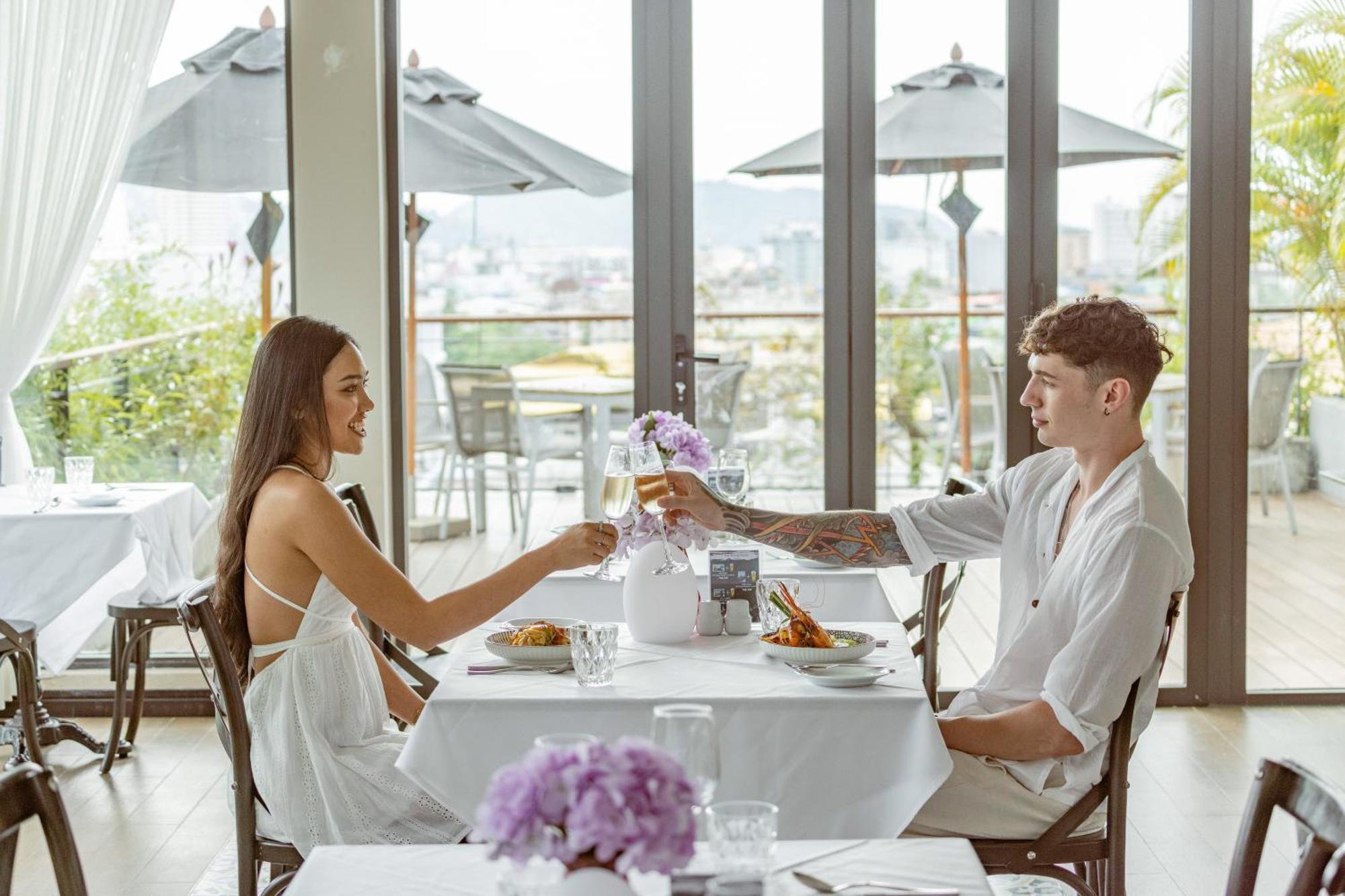 Skyview Resort Phuket Patong Beach Екстер'єр фото A couple dining together
