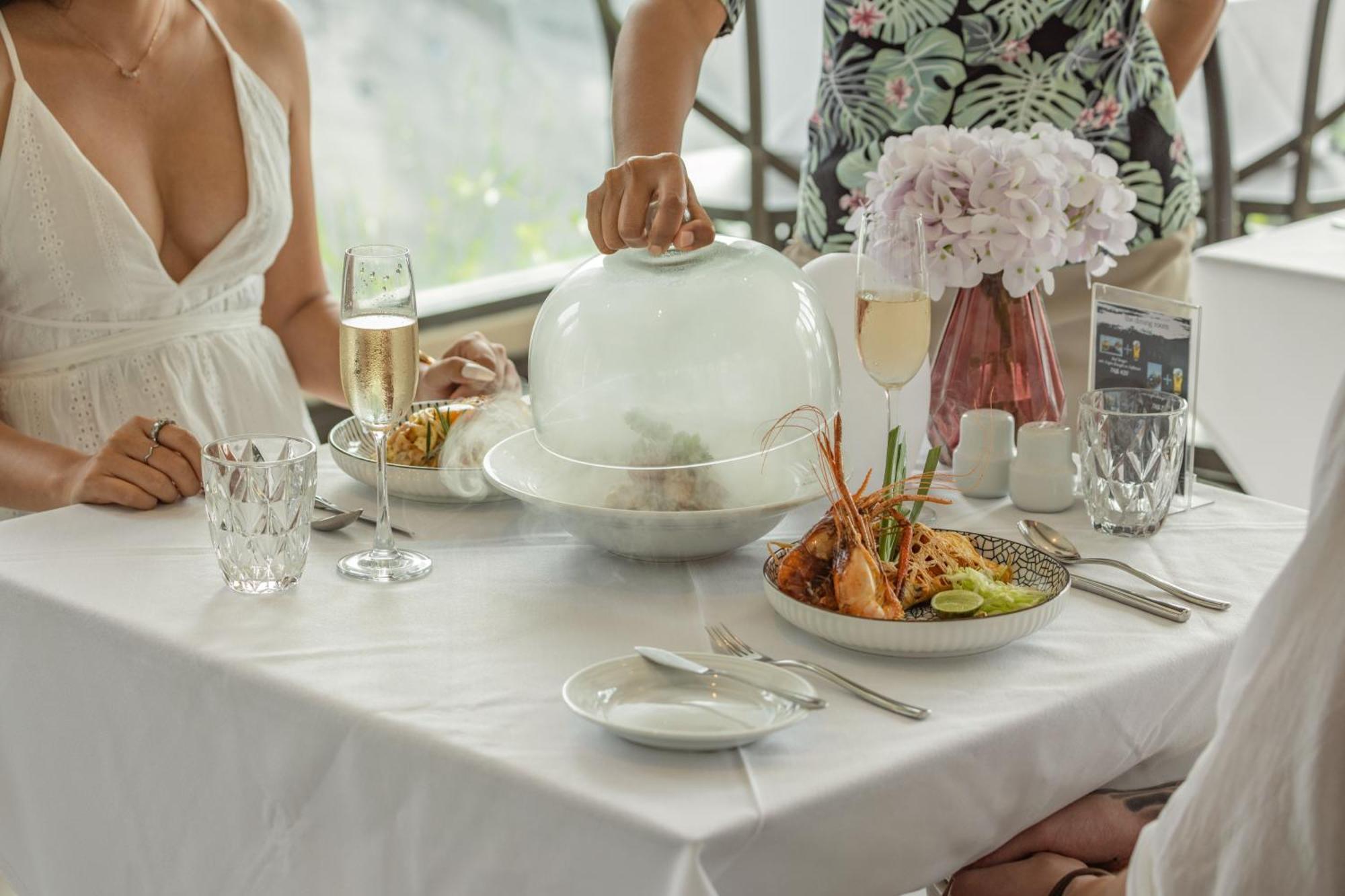 Skyview Resort Phuket Patong Beach Екстер'єр фото A restaurant in the Maldives