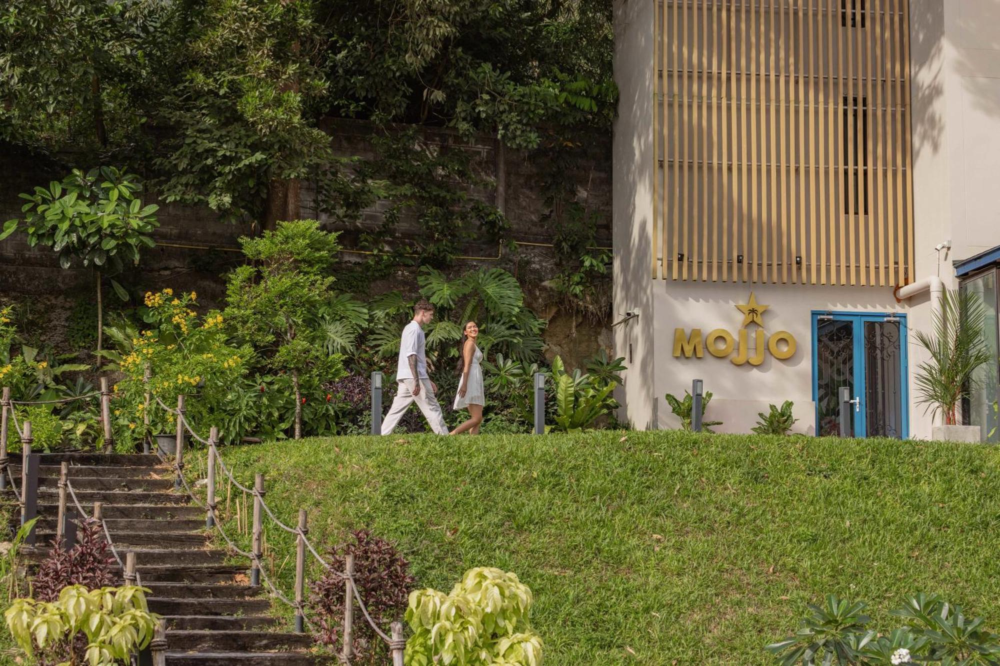 Skyview Resort Phuket Patong Beach Екстер'єр фото The entrance to the MoJo