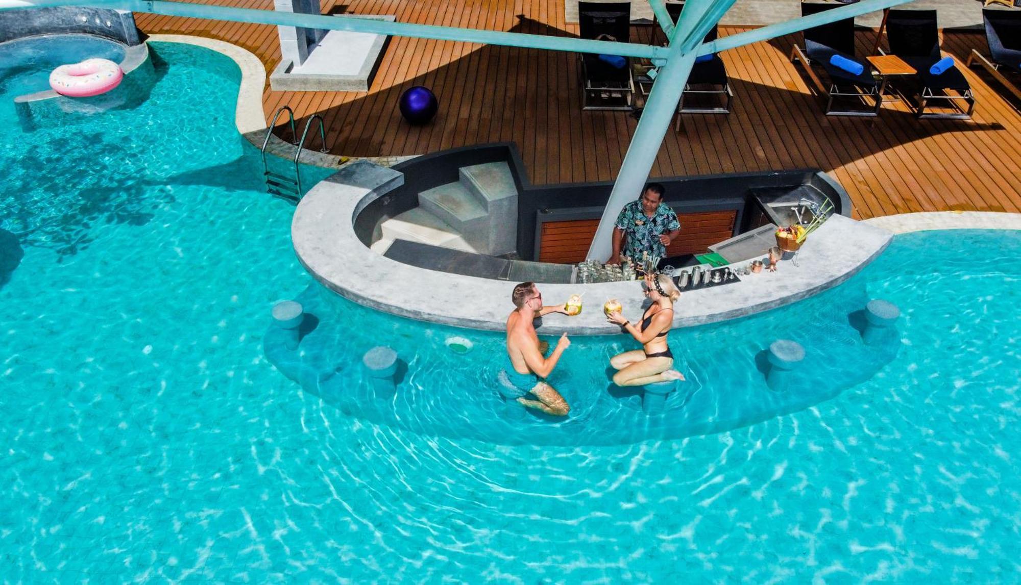 Skyview Resort Phuket Patong Beach Екстер'єр фото The swim-up bar at the hotel