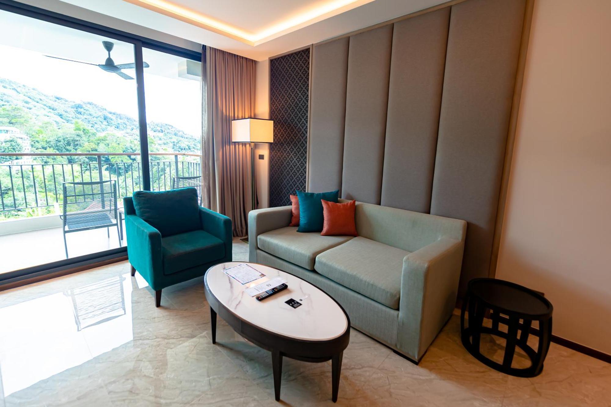 Skyview Resort Phuket Patong Beach Екстер'єр фото Living room of a suite