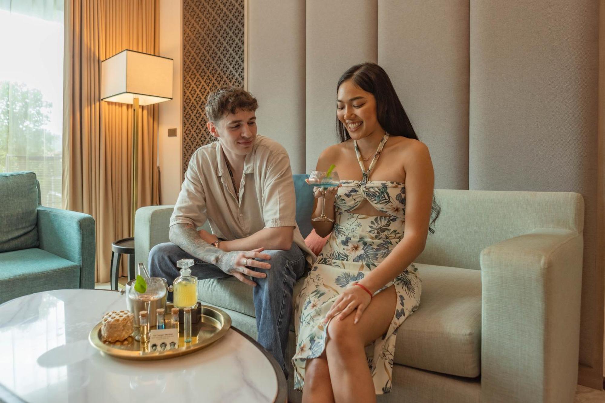 Skyview Resort Phuket Patong Beach Екстер'єр фото A couple at the hotel